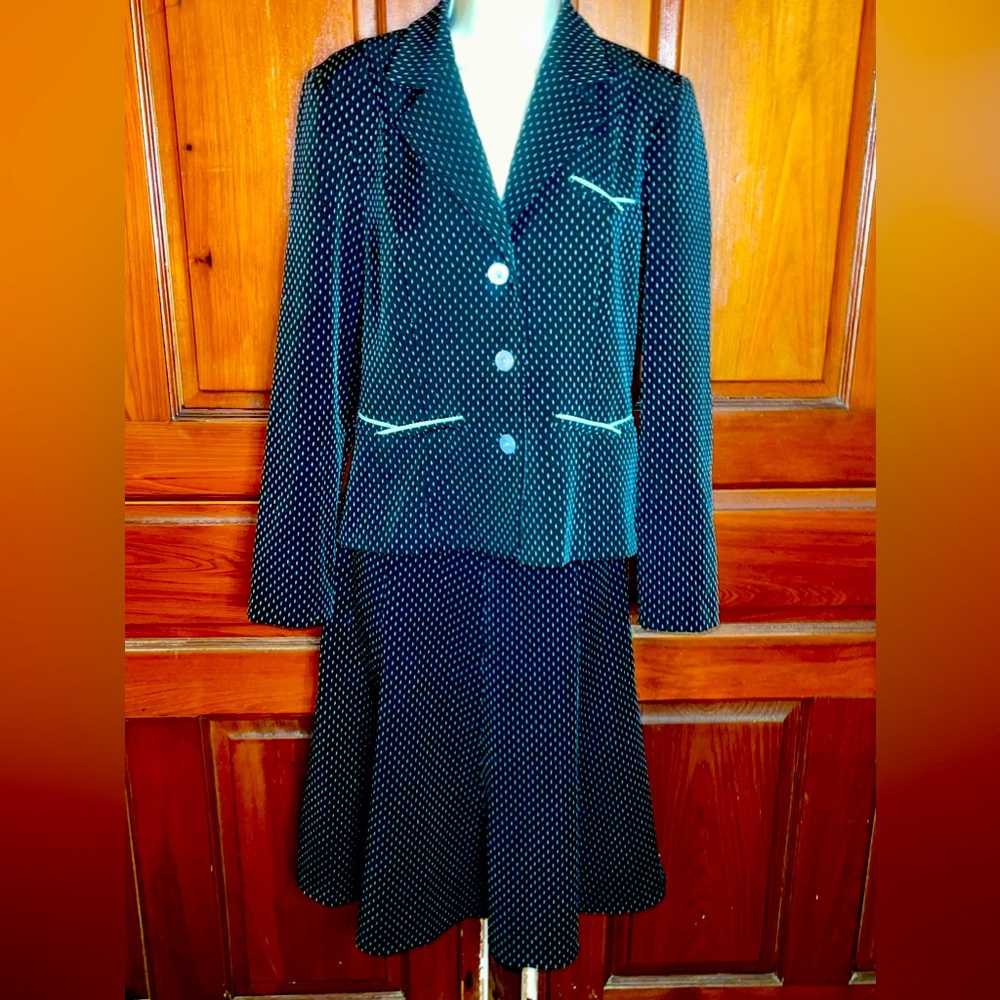 EUC Dressbarn 2 Piece Skirt Suit. Size 4